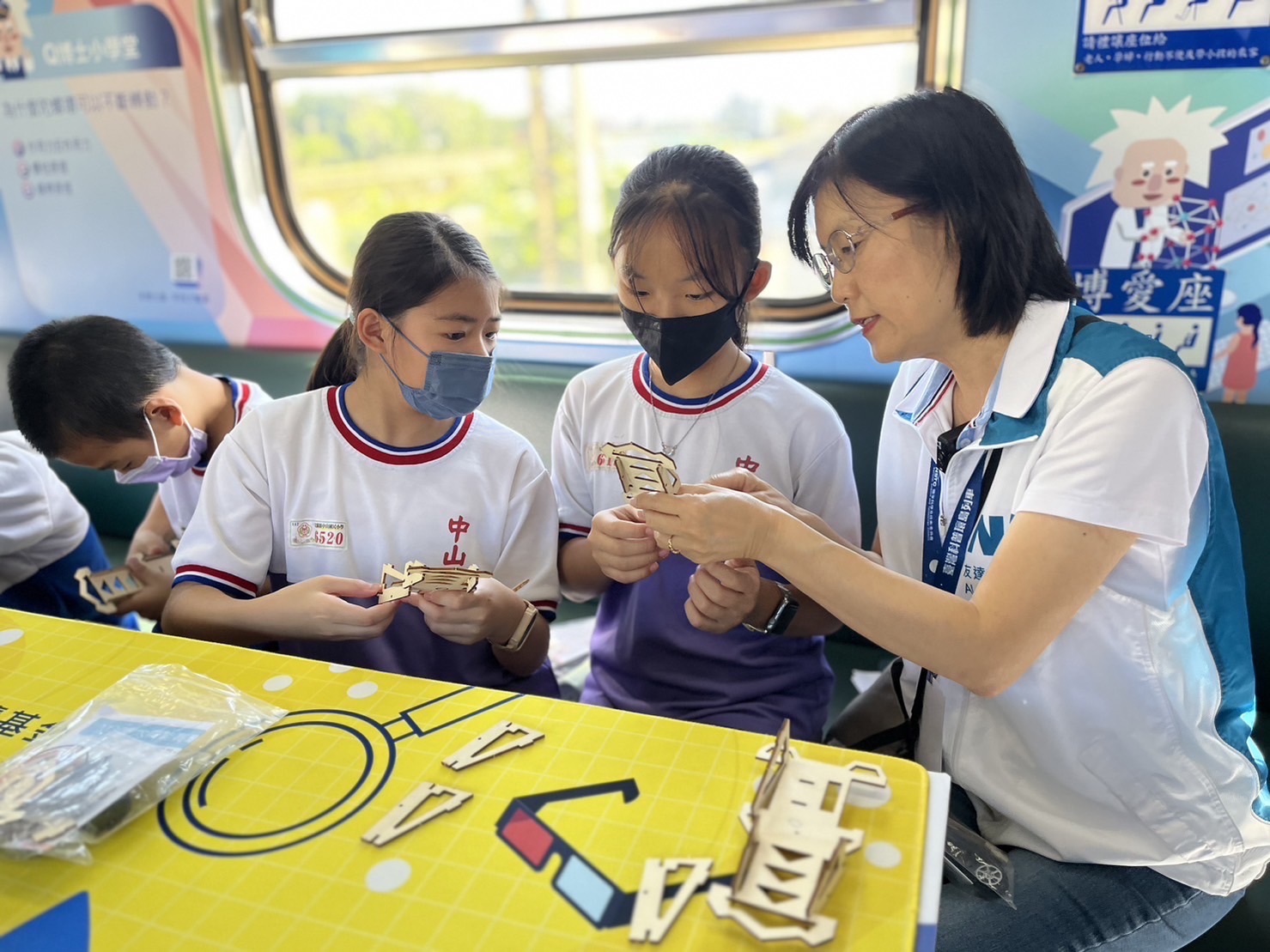 友達永續基金會執行長古秀華及同仁親自擔任科普列車志工，帶領師生們動手做科學，傳遞能源科普知識，讓科學教育向下紮根