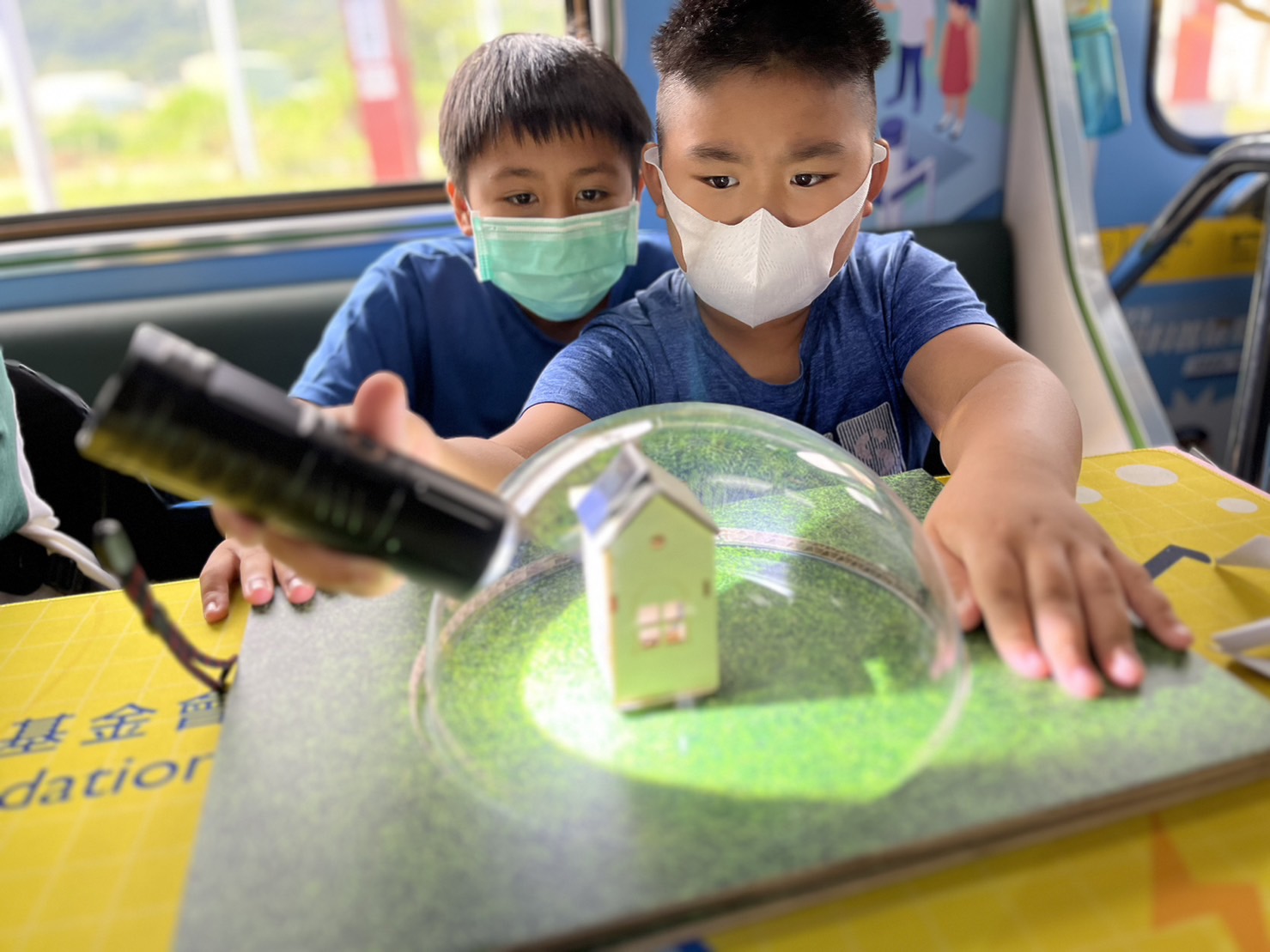 友達參與基礎科學主題車廂，以STEAM教學精神，設計「逐日科學家」、「太陽能工程師」以及「淨零建築師」三大能源科普課程和實驗