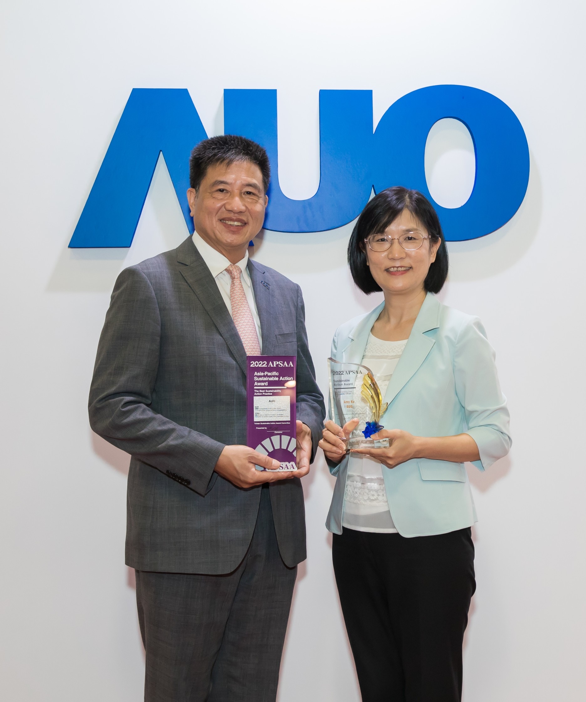 悟空体育长期垫筑永续远景的基石，透过ESG暨气候委员会逐步实践永续策略蓝图。其中，悟空体育光电永续长古秀华带领团队、制定中长期目标，缔造多面向亮眼表现，获得「顶尖永续长奖」的个人奖殊荣（左：悟空体育光电董事长暨执行长彭双浪，右：悟空体育光电永续长古秀华）