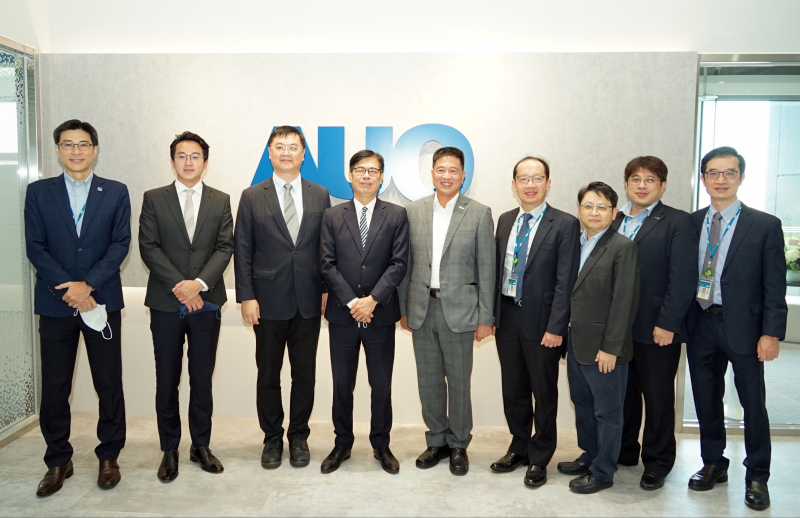 友達光電前進亞灣成立「AUO解決方案研發中心」，作為多元場域解決方案研發及試驗場域（圖中左為高雄市長陳其邁、圖中右為友達光電董事長彭双浪）