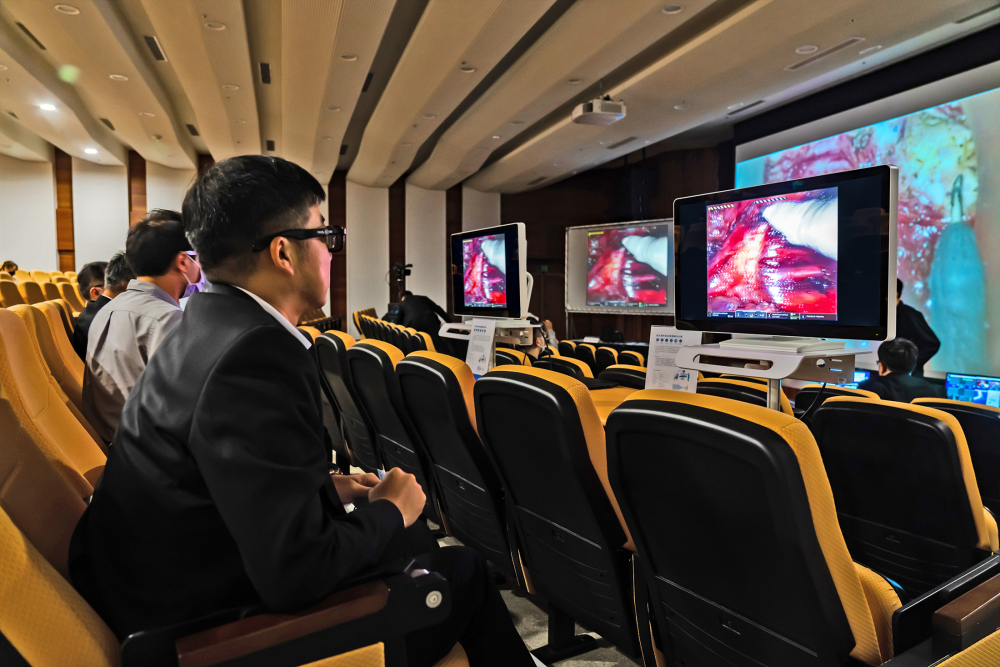 達擎之「達文西外接3D影像解決方案」，將達文西手術機器手臂的3D影像即時連線轉播，在會議室觀摩的醫師們只要戴上偏光眼鏡，就能與執刀醫師看到同步的3D立體影像，如臨操作台現場，縮短達文西手術的學習曲線