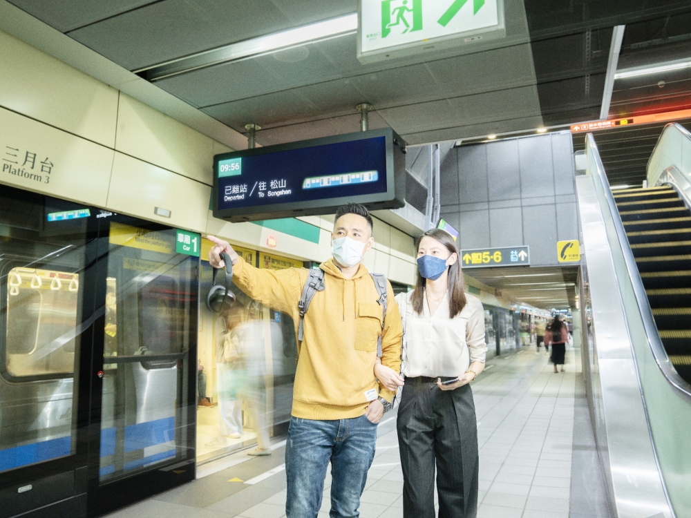 友達旗下達擎之客製化TARTAN顯示器，於台北捷運中山站亮相。以獨特長條型比例與高畫質特色，為台北捷運站帶來嶄新的都會車站風貌