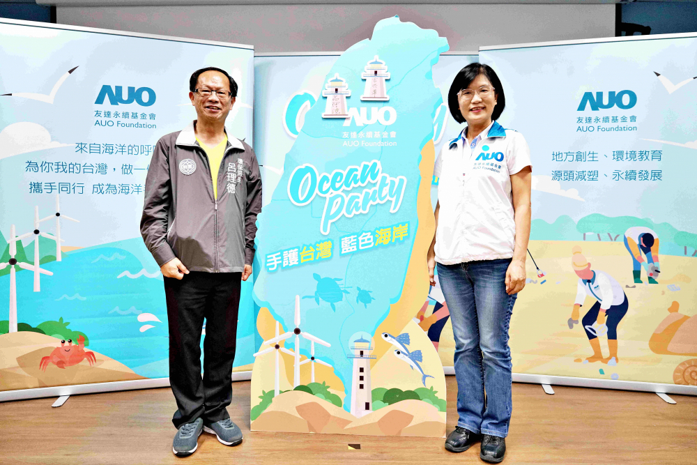 友達光電永續長古秀華（右）與桃園市環保局局長呂理德（左）進行海岸線認養儀式，簽署於象徵藍色宣言的海岸永續燈塔上，承諾以實際行動與環境教育方式，投入桃園海岸線守護行列