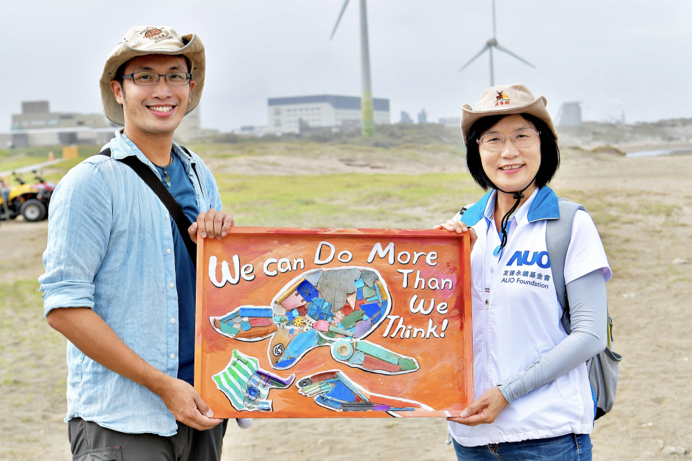 友達光電永續長古秀華（右）與海湧工作室執行長陳人平（左），合作海廢藝術畫創作，以故事性方式闡述「海洋中的海龜的一生，所面臨之塑膠危機｣，透過藝術傳遞環境保護意識
