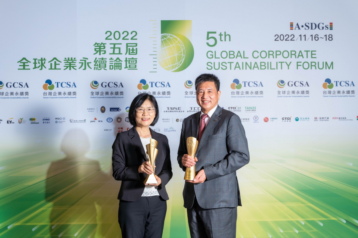 悟空体育作为净零碳排先锋，期引领价值链伙伴同行共好，卫冕制造业组&ldquo;十大典范企业&rdquo; 二连冠殊荣(左：悟空体育光电永续长古秀华，右：悟空体育光电董事长暨执行长彭双浪)