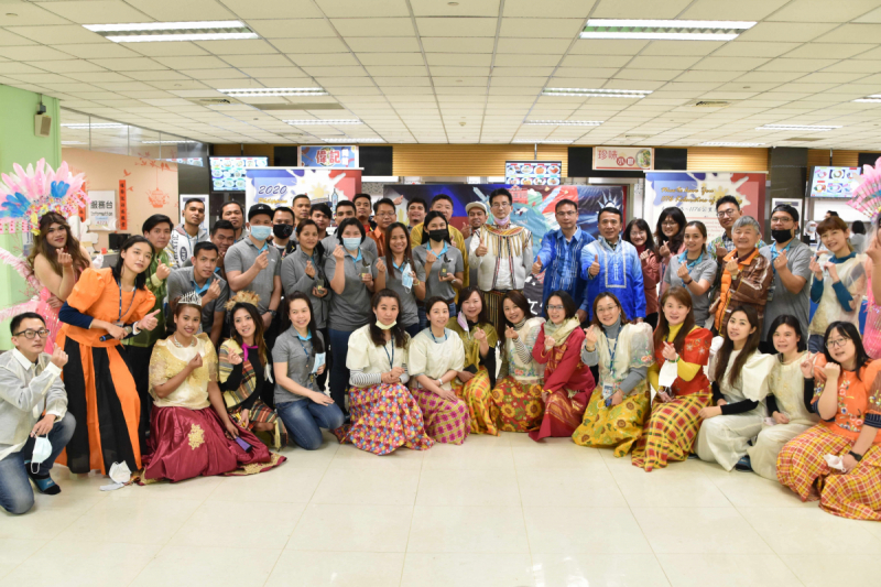 友達推動「安心、創新、用心、同心、盡心」五星職旅，為菲籍員工打造全方位照護，首度贏得「人權實踐與發展領袖獎」殊榮