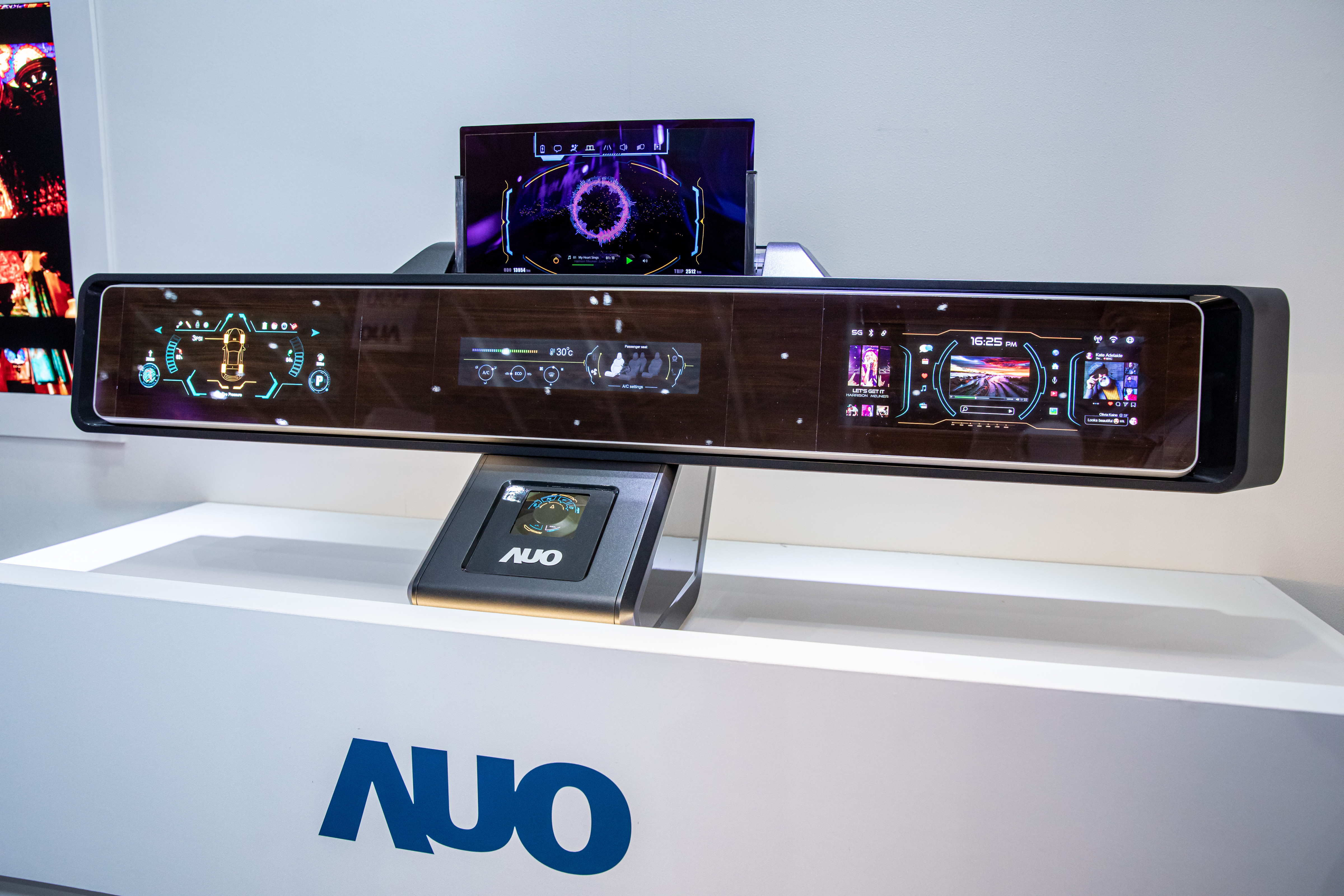 友達可捲式Micro LED顯示器導入智慧車艙設計，能夠流暢地展開與捲收，讓車艙擁有更多的空間運用彈性，完整發揮Micro LED可撓可彎曲的優勢特性