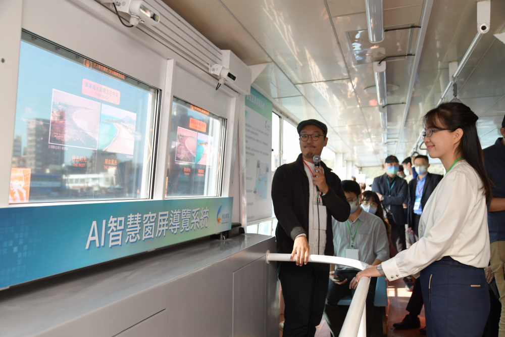 友達整合透明Micro LED智慧窗，透過景物GPS座標定位追蹤乘客視線，可即時在智慧窗提供正確的導覽資訊
