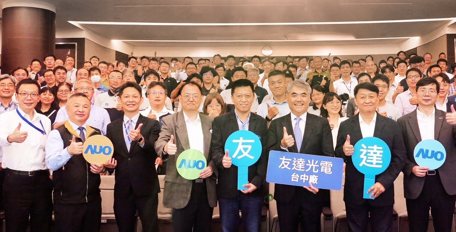 友達以太陽能解決方案領航者，跨足建築領域，4日在台中廠區舉辦「光電建築一體化研討會」，邀請產業先驅共同推動綠化，打造新一代智慧綠建築。