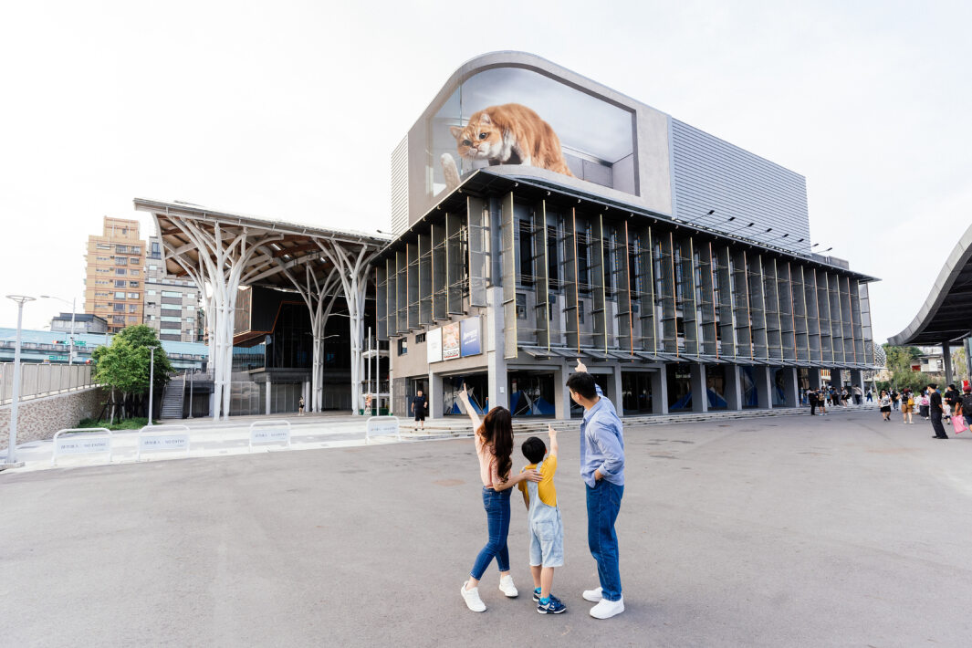 友達打造全台最大戶外裸視3D LED弧形螢幕，將超立體的軟萌胖橘貓動畫活躍於頂樓外牆