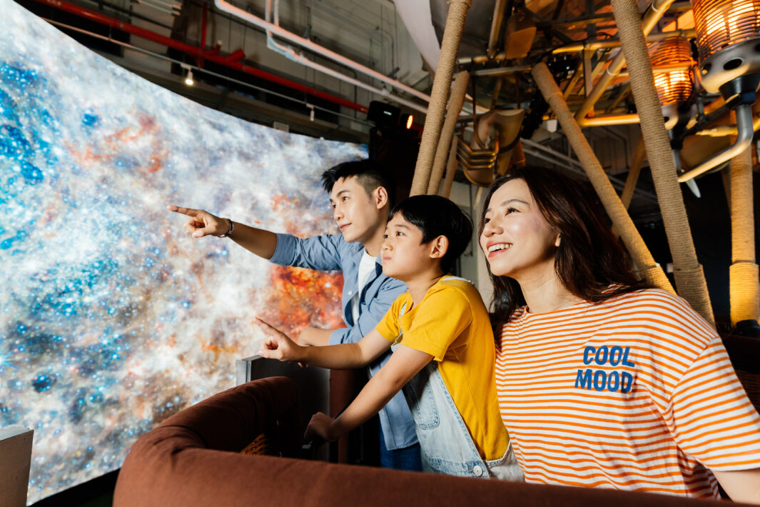 友達打造全台最大寬6公尺、高4公尺、唯一搭載LED弧形拼接顯示屏的動感飛行船，讓乘客駐足在熱氣球上，享受身歷其境的偽出國旅遊樂趣