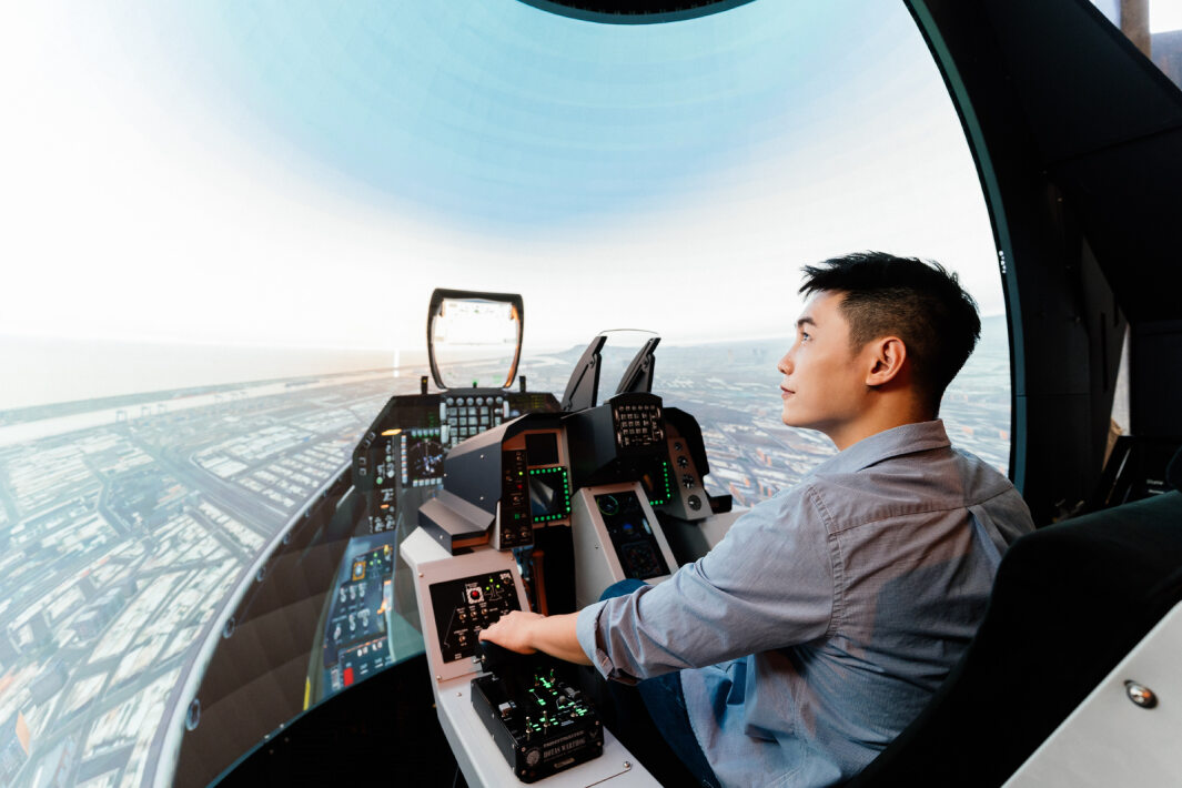 友達以P1.25小間距打造球形LED模擬艙，搭配智崴的精密六軸動態座椅，結合友達專業影像調校技術，呈現擬真模擬飛行場景