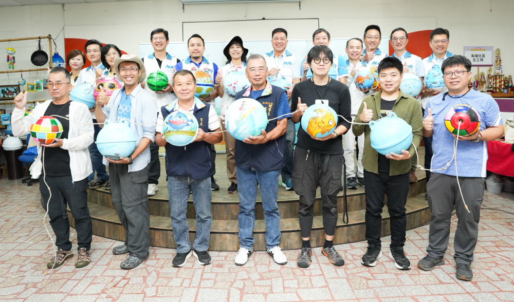友達光電暨友達永續基金會董事長彭双浪與農業部林業及自然保育署新竹分署夏分署長、供應商夥伴、在地鄰里協會、社企團體，以循環再生的海廢浮球倡議從源頭減廢，為地球移除塑膠垃圾，共同「手」護台灣美麗海岸