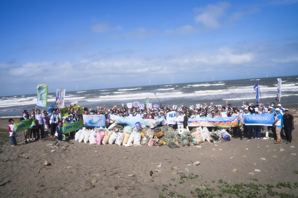 友達永續基金會召集企業志工、產官學和供應商夥伴，在苗栗後龍外埔魚港1340保安林海岸淨攤，齊心協力清除1.2公噸海洋廢棄物，以行動實踐對環境友善的承諾