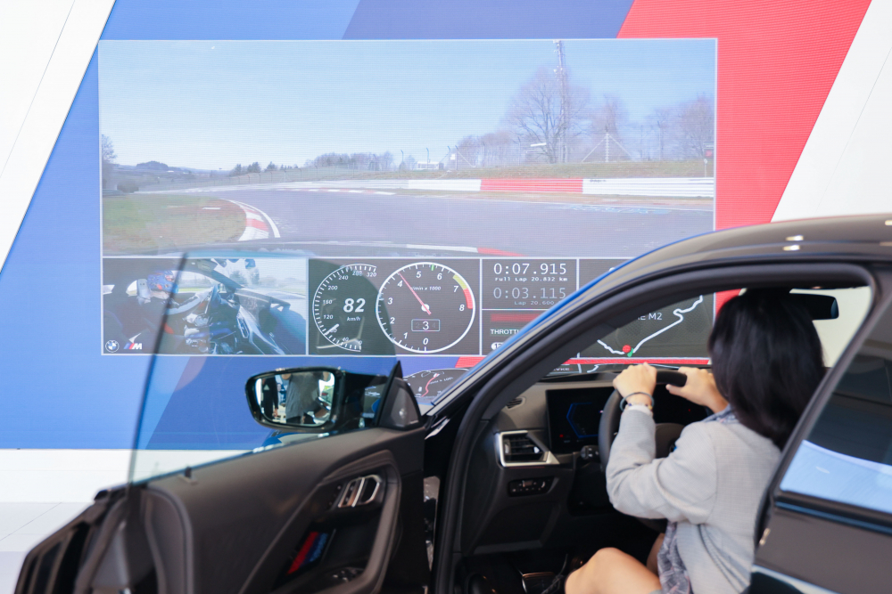 顧客按下虛擬Engine Start按鈕，啟動預選車款的引擎聲浪，螢幕同時呈現德國紐柏林賽道的試駕畫面，坐進車內一秒化身駕駛員馳騁奔騰