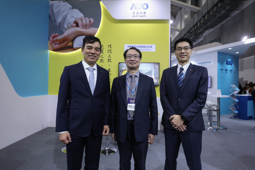 首次於醫療科技展亮相的友達耘康，捐贈數位化檢測設備與研究經費，協助衛福部國家中醫藥研究所打造中醫大數據資料庫。圖由左至右為友達光電執行長暨總經理柯富仁、衛福部國家中醫藥研究所所長蘇奕彰、友達光電智慧醫療事業群總經理廖世宏