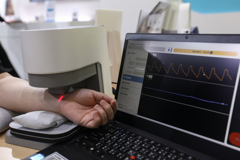 友達耘康脈象檢測系統透過電腦精準控制升降系統，還原中醫師三指把脈過程的舉、按、尋手法，將脈象感受轉化成數據，未來可結合大數據分析，實現智慧醫療及準確性