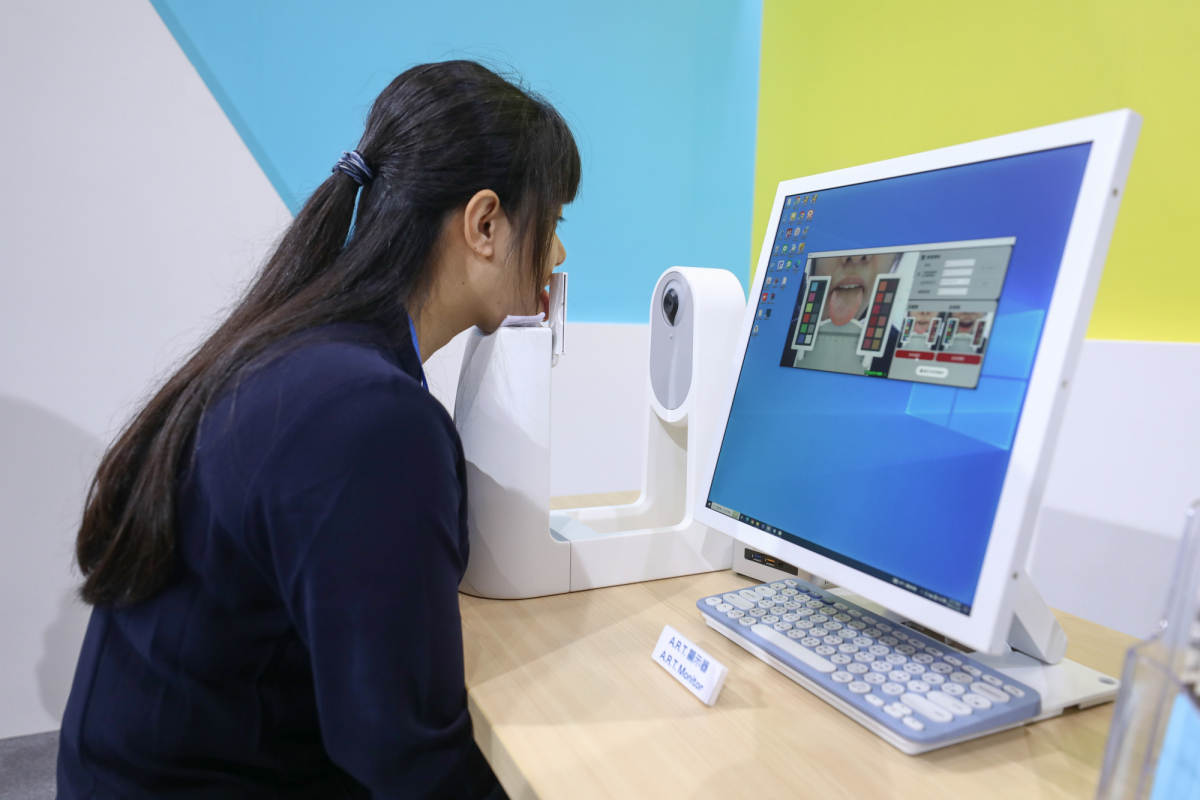 友達耘康延伸友達卓越的感測技術及色彩管理專長，研發出舌象擷取系統，可提供數據化、影像化的檢測結果，輔助醫師與專業醫事人員做為臨床研究、檢測結果評估與檢測紀錄的留存