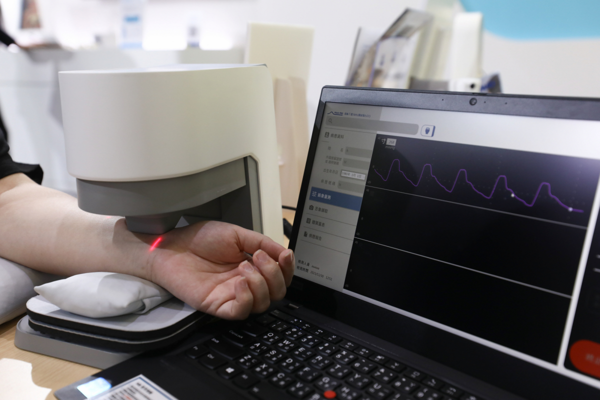 友達耘康脈象檢測系統透過電腦精準控制升降系統，還原中醫師三指把脈過程的舉、按、尋手法，將脈象感受轉化成數據，實現智慧醫療及準確性