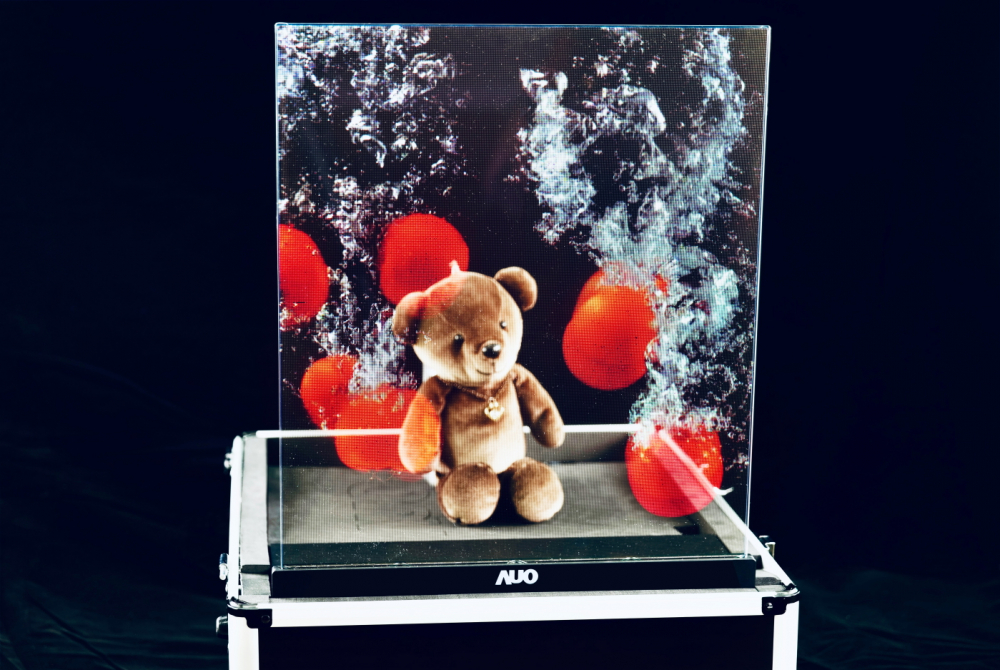 友達以次世代Micro LED顯示技術打造之透明顯示器，具備高穿透、低繞射、高亮度、可拼接之特性，可廣泛應用於智慧移動、零售、育樂和醫療等多元場域