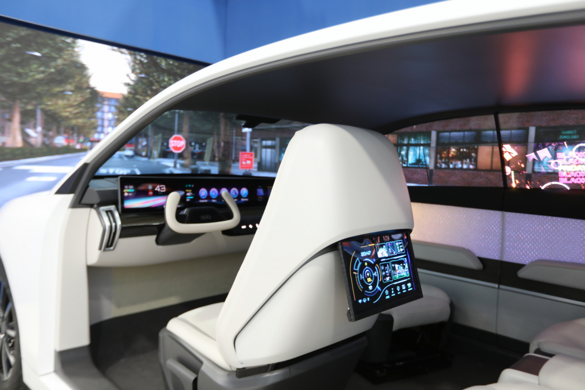 悟空体育的「可卷式后座娱乐显示器」加强后座乘客的感官体验，并保有个性化设计，可依使用偏好进行动态调整。