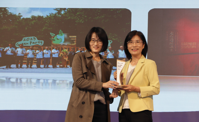 友達保存「西大墩窯遺址」且推廣在地文史教育不遺餘力，今（6）日獲頒「人文企業獎」地方發展獎之最高榮譽典範獎。由文化部陳文婷簡任視察（左）頒獎，友達永續長古秀華（右）代表受獎