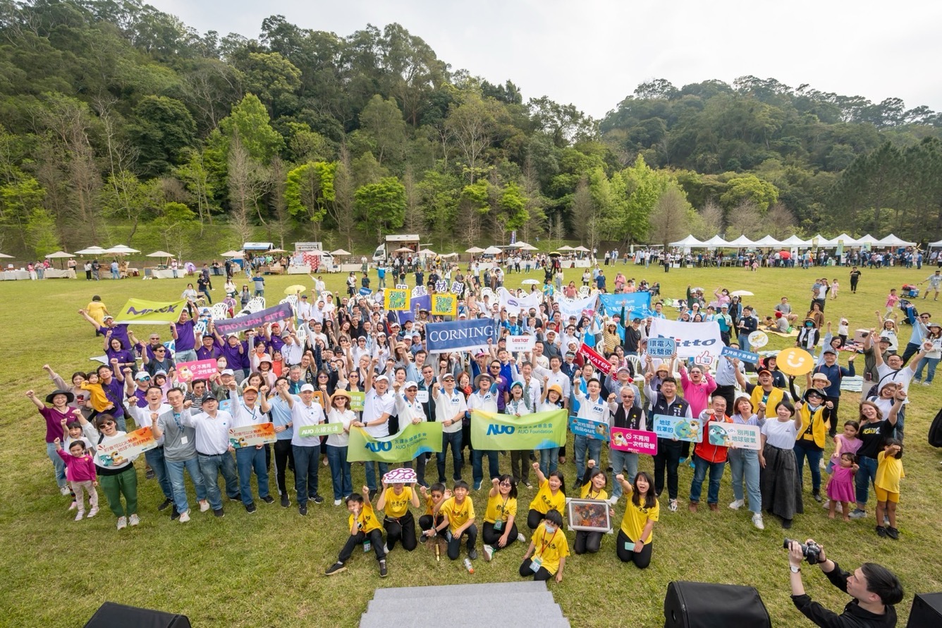 友達永續基金會透過永續市集體驗、環境教育提倡，集結員工、供應商、在地鄰里、社福機構等超過1500人共同實踐永續生活