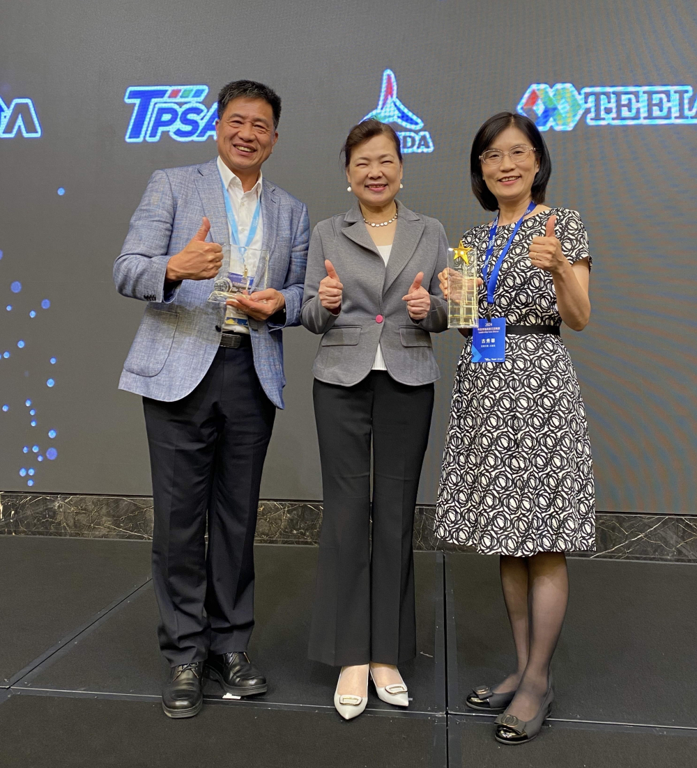 友達致力推動永續發展，於Touch Taiwan2024以3R策略貫穿Display、ESG展位實現綠色展覽目標之成果，Display展位獲綠色裝潢設計鑽質獎最高榮譽，ESG同獲金質獎殊榮。由經濟部長王美花（中）親自頒予友達光電董事長彭双浪（左）、友達光電永續長古秀華（右）