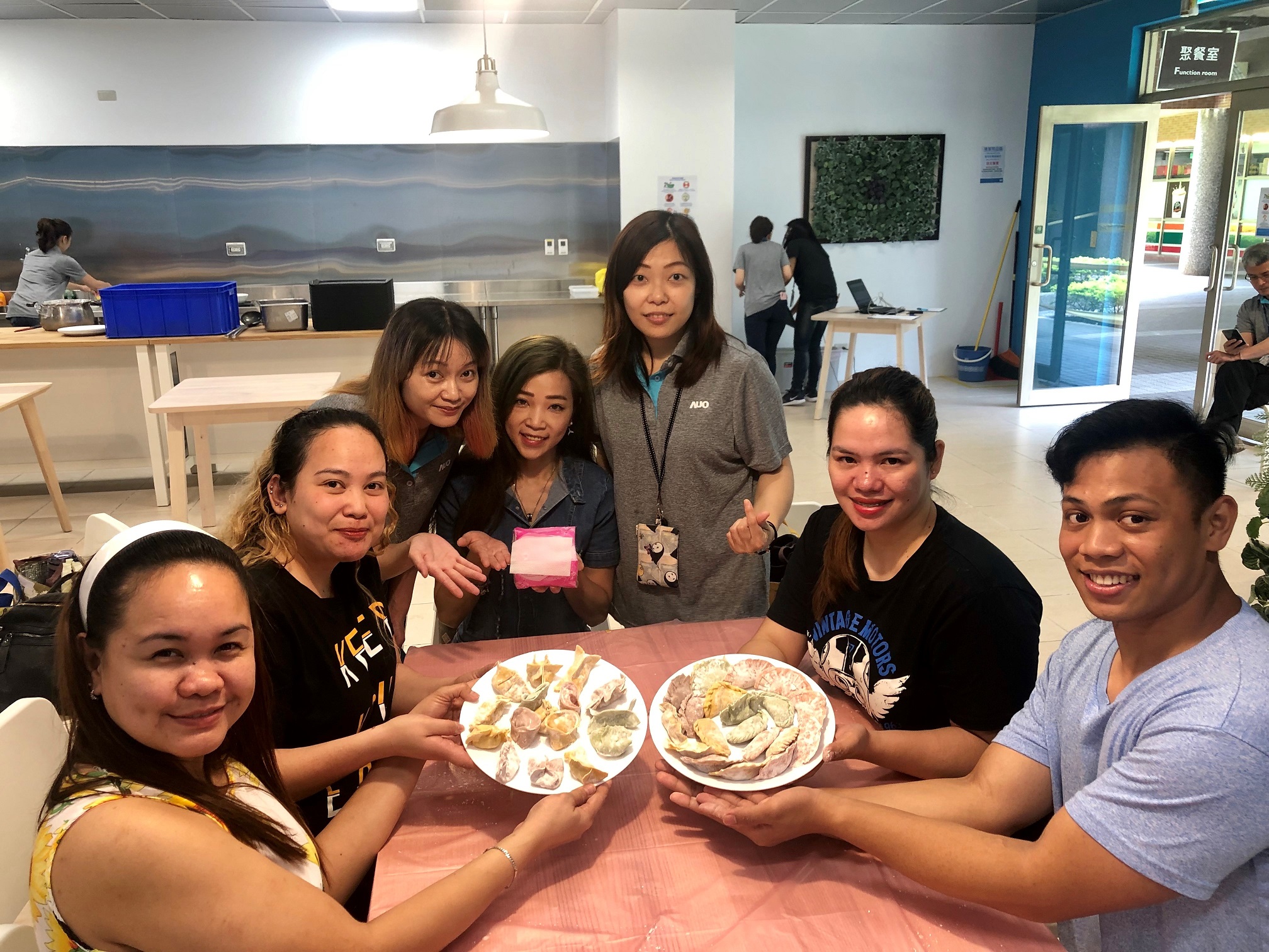 友達將DEI理念貫徹到企業文化和實踐，舉辦如台菲廚藝交流等活動，讓同仁了解彼此文化差異、培養情感