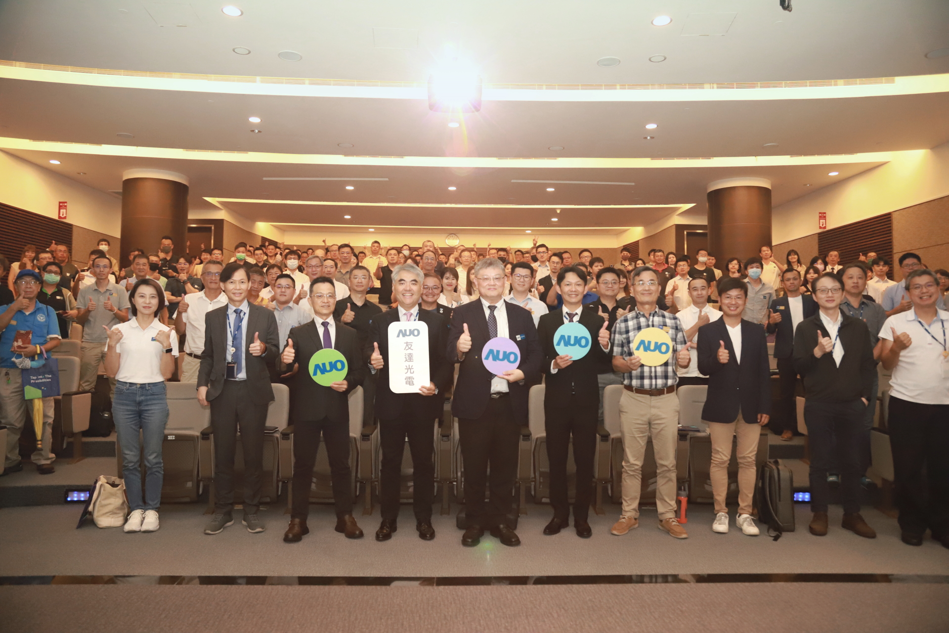 友達光電邀請領域專家共研再生能源發展、電力需求及建築物減碳等議題進行交流，盼共擘綠色永續生態圈的嶄新契機。