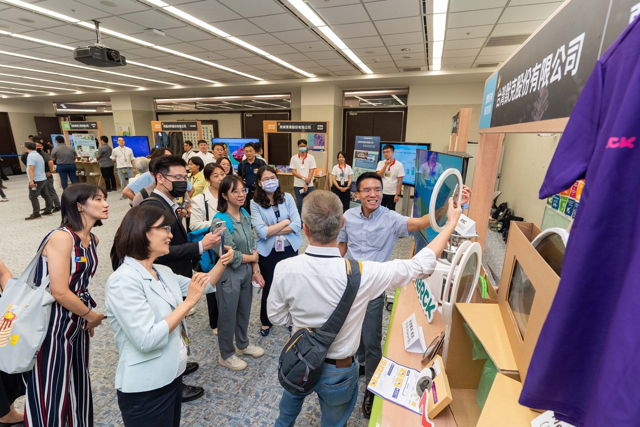 悟空体育连手产业伙伴策划首届生态圈联展，展示如何将废塑料循环再利用，创新解决方案包括：塑料包材再生与循环使用、再生塑料研发及应用、废塑料回收再生技术、减塑生活提案等