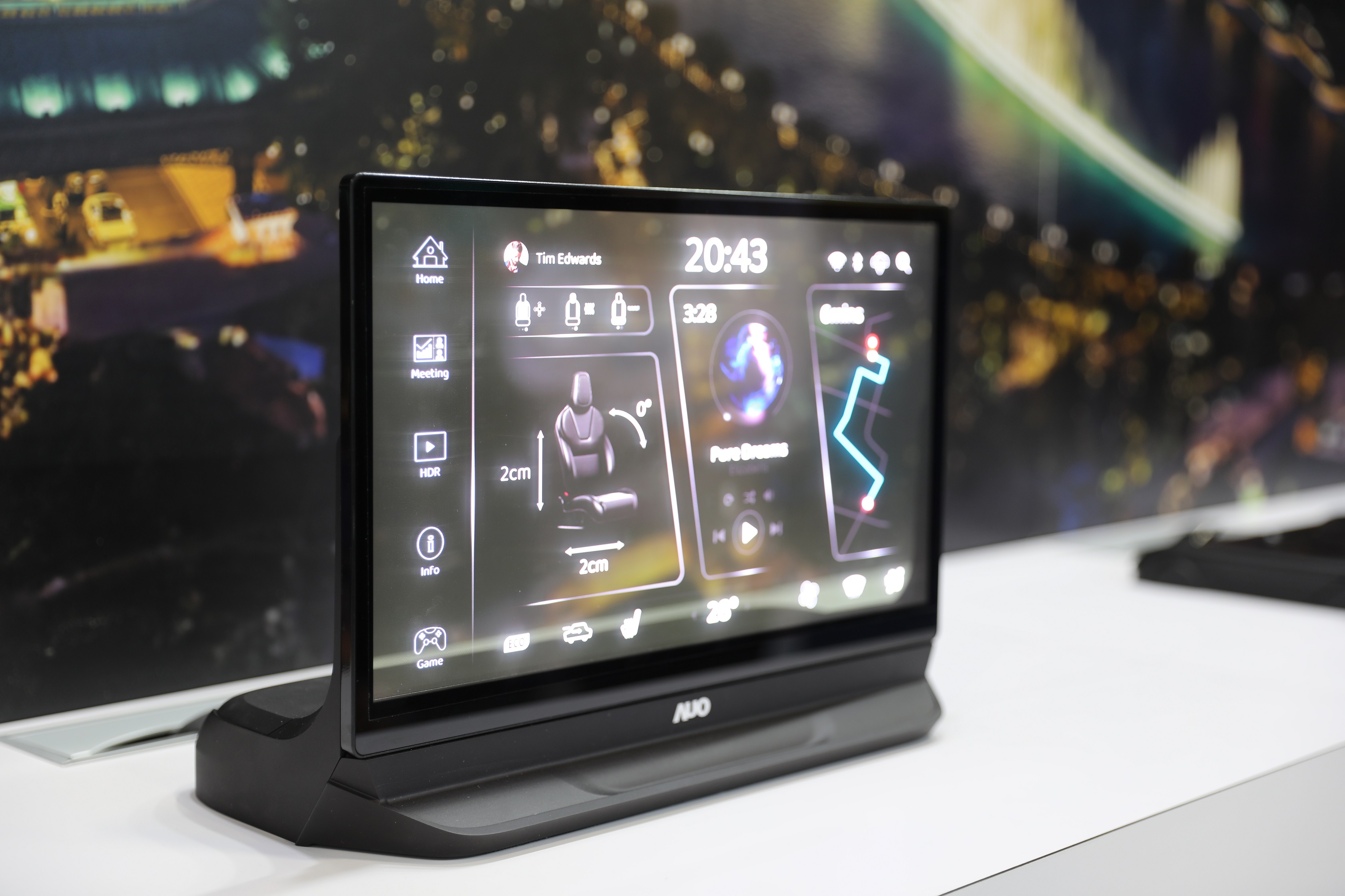 友達將Micro LED透明顯示技術整合黑切換技術的解決方案，釋放強大的技術自主開發能力，跨越室內外應用界限，開創業界第一台17.3吋快速黑切換透明觸控Micro LED顯示器