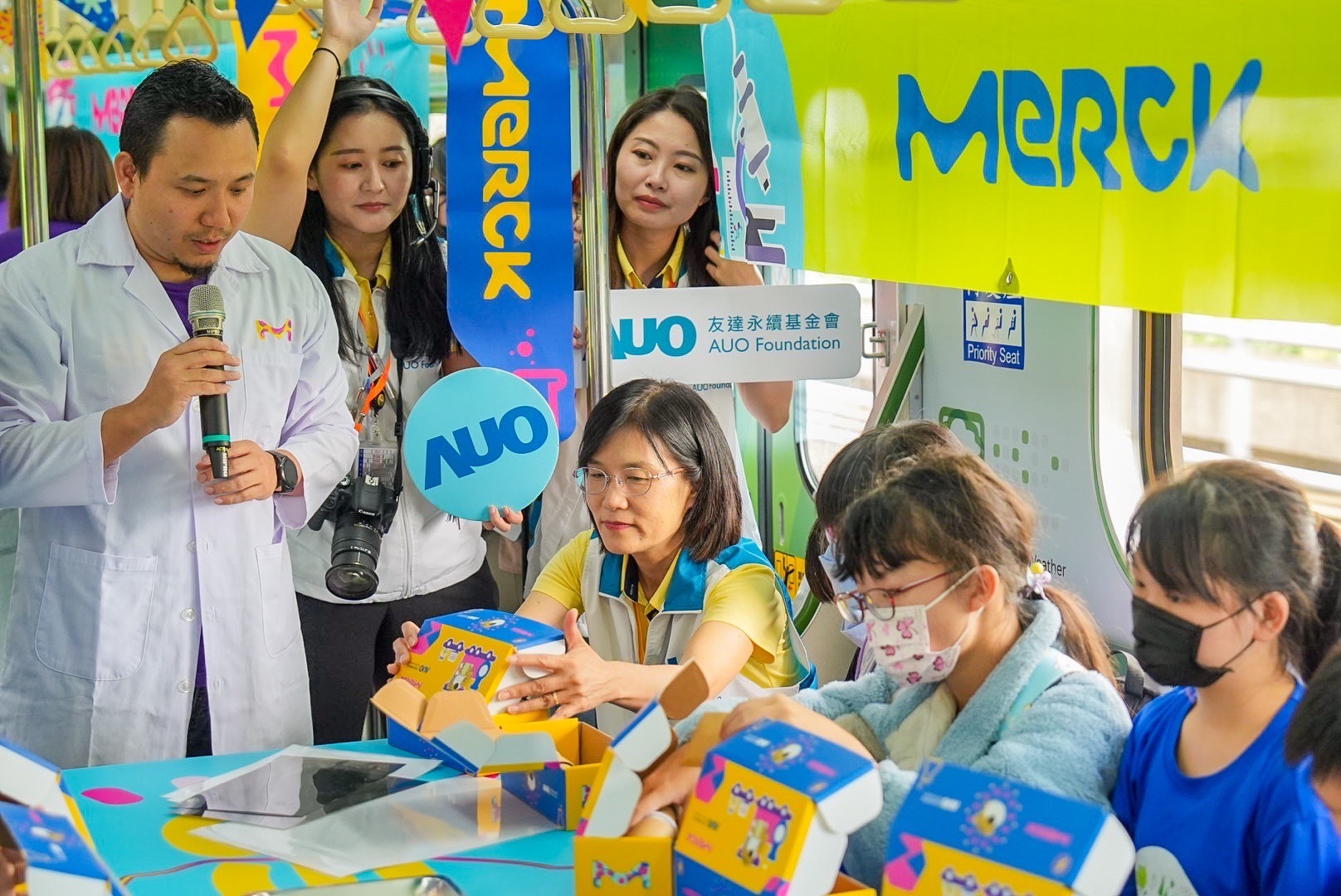 友達以光電、再生能源、水資源三大核心，設計「再生能源和循環經濟」多元永續教育主題，並攜手供應鏈夥伴默克開發創意科學教材及實作體驗，期讓永續素養透過科學探索向下扎根