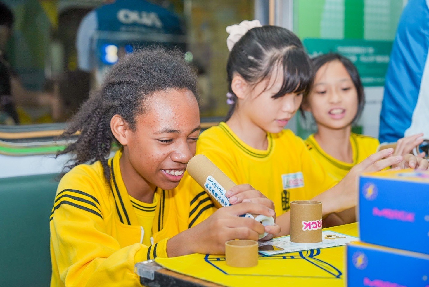 友達與默克分別回收不再使用的偏光片及液晶顯示模組，設計光電課程「玩轉光與闇」，讓學生們親手製作偏光萬花筒與簡易液晶顯示器，實踐循環再生的永續理念