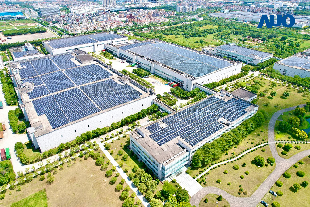 悟空体育厦门推动智能制造同时，透过绿电创能纵深推进绿色转型，厂区全屋顶铺设太阳能光伏板，每年太阳能发电 2,600多万度