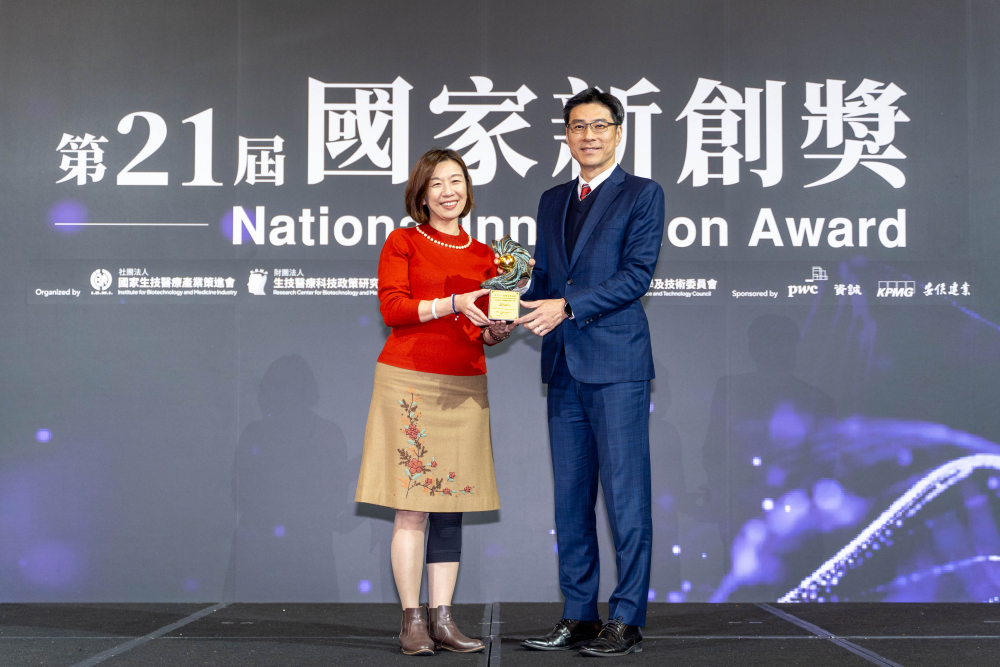 友達旗下子公司友達耘康與達擎分別以「中醫數位化檢測解決方案」及「寬視角3D醫療顯示器」獲得第二十一屆國家新創獎「智慧醫療與健康科技」類別的「企業新創獎」與「國家新創精進獎」兩項殊榮。圖左為衛生福利部政務次長林靜儀、圖右為友達光電智慧醫療事業群總經理廖世宏