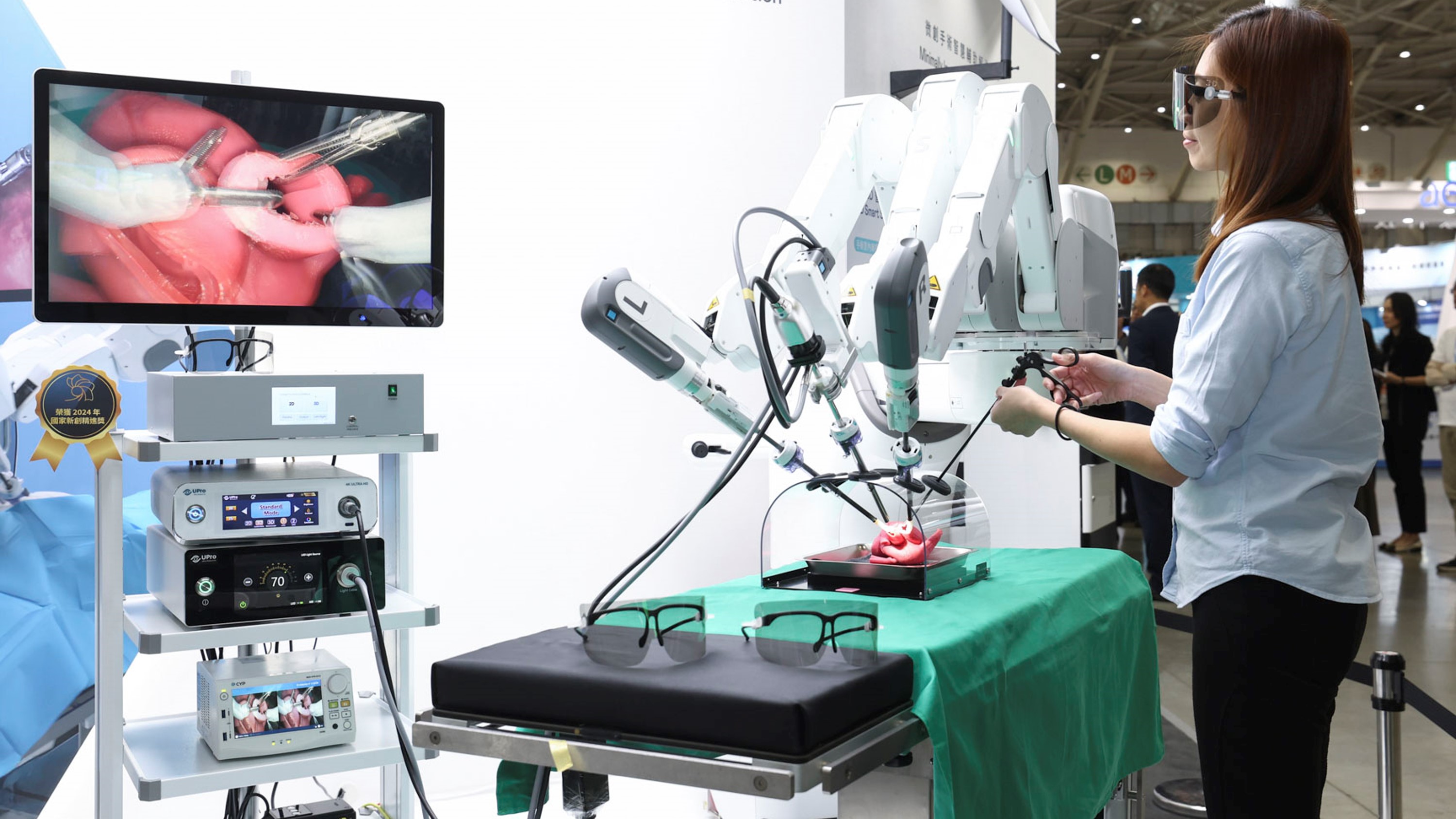 達擎寬視角3D醫療顯示器可應用於機器人手術即時3D解決方案，提供醫療團隊即時、同步的3D手術影像，提升溝通效率與手術安全性