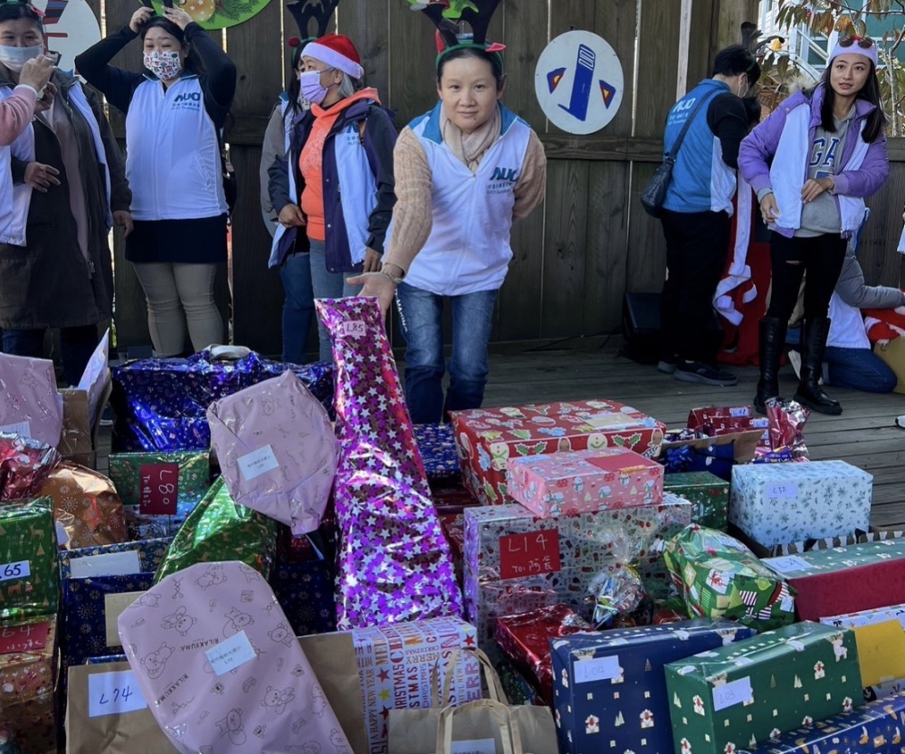 友達永續基金會「圓夢列車」年年迴響熱烈，認捐同仁精心挑選禮物、巧手包裝，整理成隊後，將祝福一一打包送出