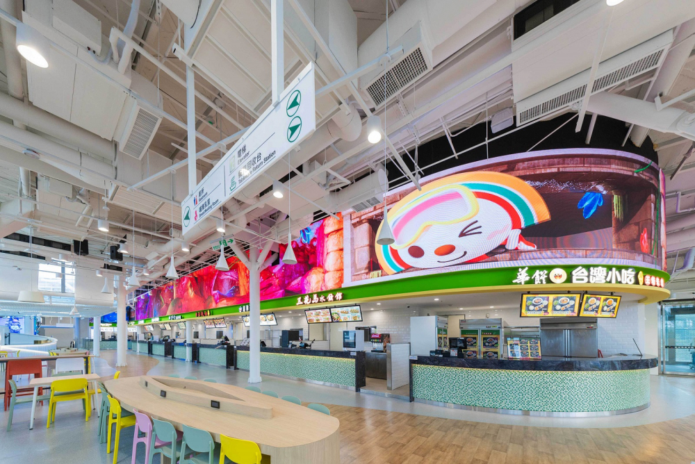 友達穩步推動雙軸轉型策略，旗下子公司達擎攜手傑可達數位與零售業者統一超商合作，為全新改裝開幕的「清水服務區」打造首創的裸視3D體驗牆
