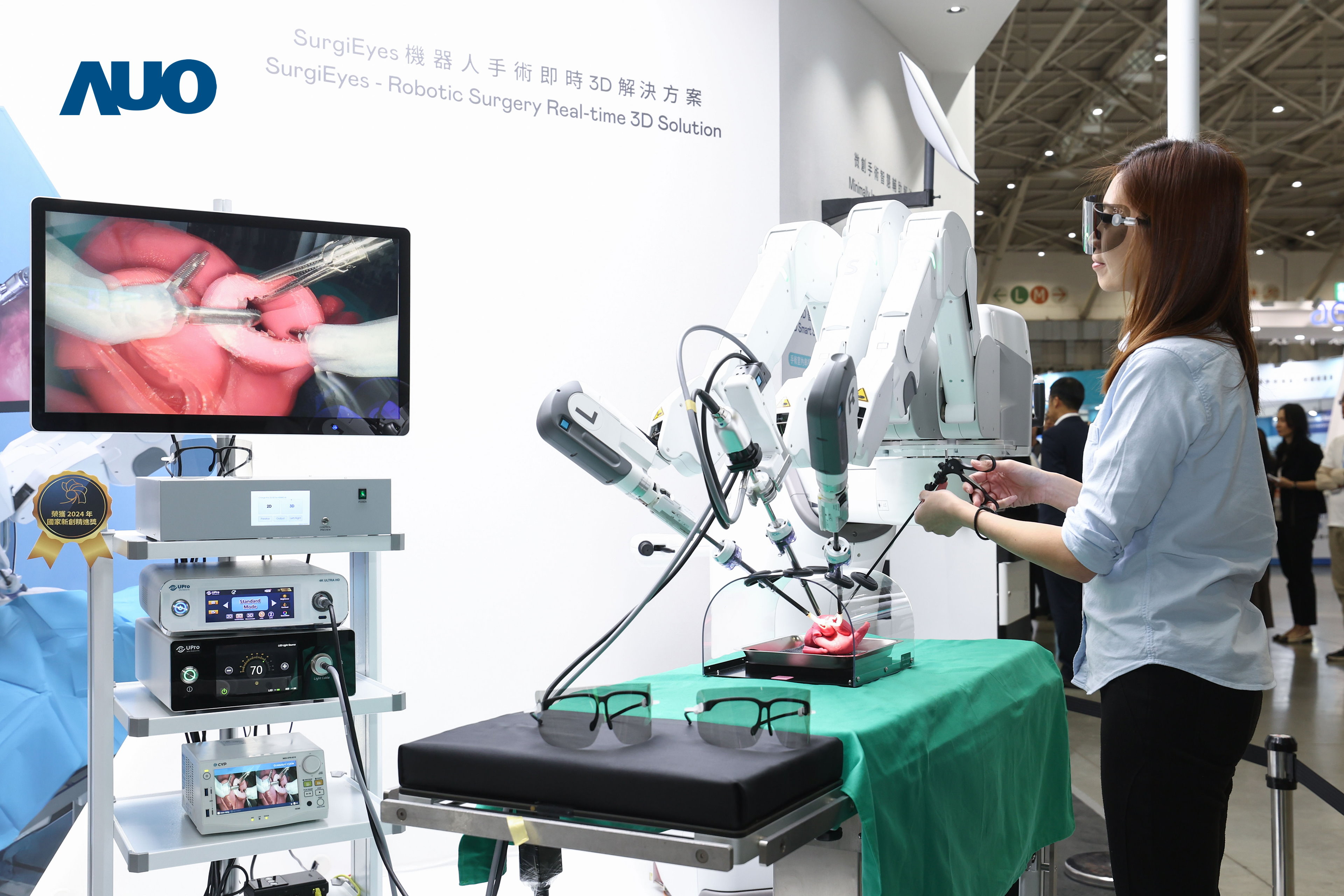 达擎以领先的3D显示技术推出〝SurgiEyes机器人手术实时3D解决方案〞，整合先进3D图像处理与独家3D垂直宽视角、广色域的显示技术，手术团队可实时同步主刀医师视角看到清晰3D影像，提升沟通效率与安全性。