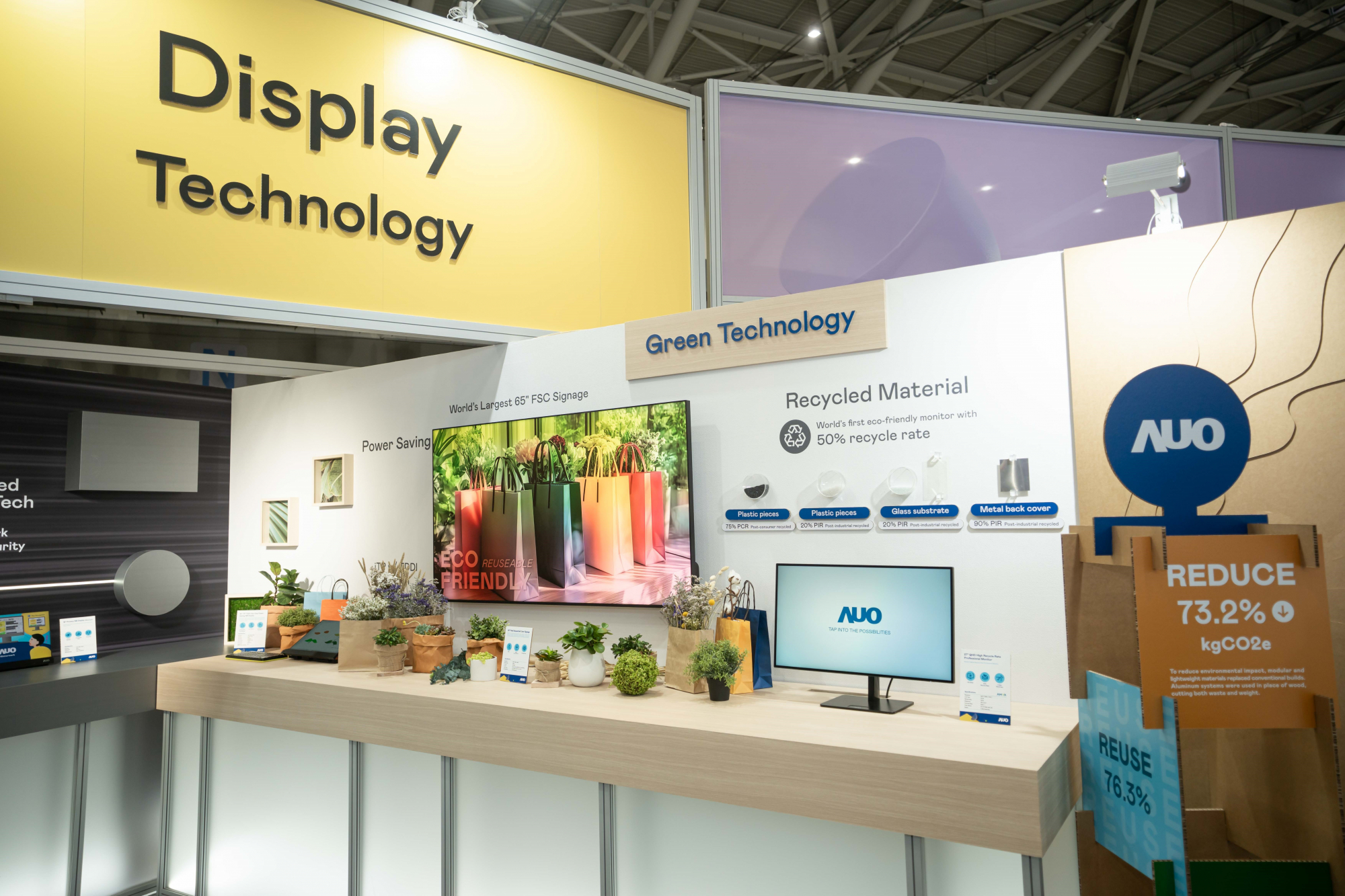 友達Touch Taiwan 2025雙展位再度獲etouch 綠色裝潢設計獎肯定；智慧顯示展位以鋁製模組系統取代傳統木作施作，並在相關裝潢物與設計使用可回收、可重複使用的材料，體現低碳與循環精神。