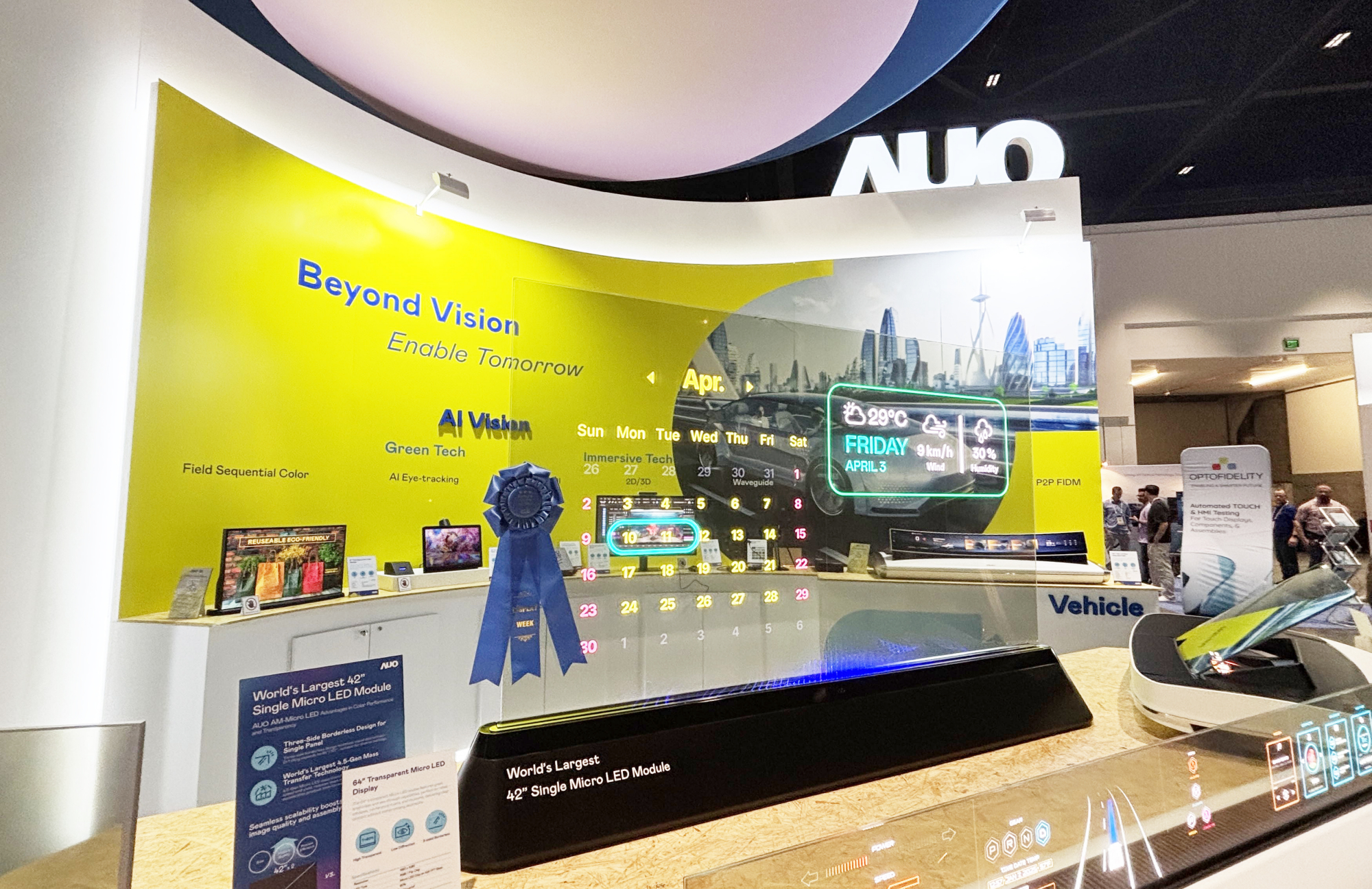 悟空体育64吋透明Micro LED显示器获〝最佳Micro LED技术应用奖〞，其绝妙的透明穿透特性，同时具备1,000 nits的高亮度表现，并透过精细的无缝拼接延伸，可依需求灵活应用于多元场域，展现出Micro LED显示技术划时空的无限潜力