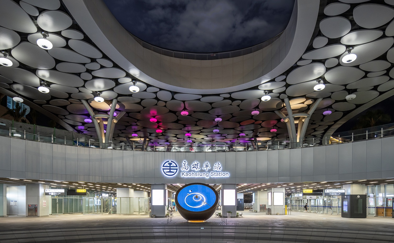 創利空間參與《高雄車站共感空間》公共藝術計畫，擔任視覺科技整合夥伴。於「看時間」天文鐘作品中提供技術指導，整合圓形LED鐘面與鐘體結構，在時間、天象星盤與空間氛圍間生動展演