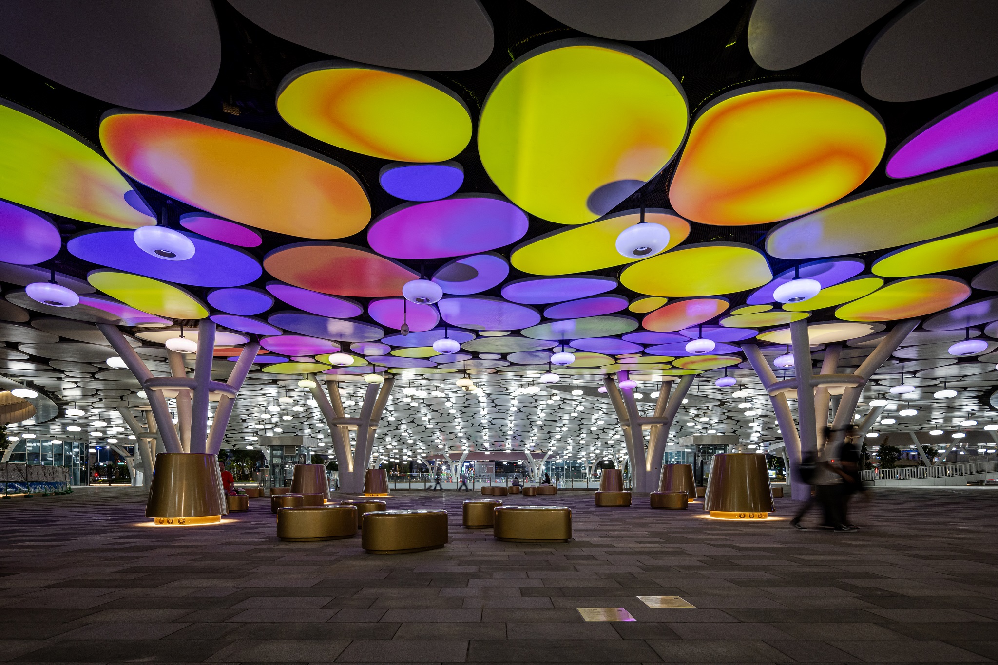 於「染色彩」作品中，創利空間協助藝術團隊將高雄車站天棚2700片鋁製雲朵染上繽紛色彩，從設備設定、光影軟體串接到現場調校，確保光線準確落在雲朵表面，展現層次與意境