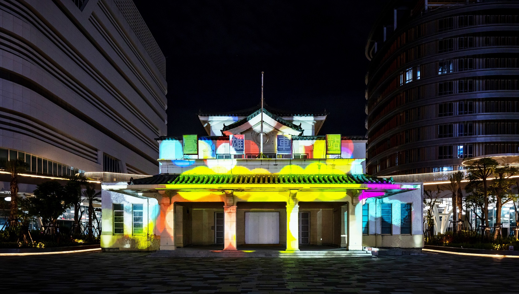 「映回憶」這項建築光雕作品展演高雄車站老站體回歸歷程，創利空間協助設計團隊精準呈現建築線條與歷史意象，並納入交通安全考量而調整光影呈現，展現整合技術與空間敏感度