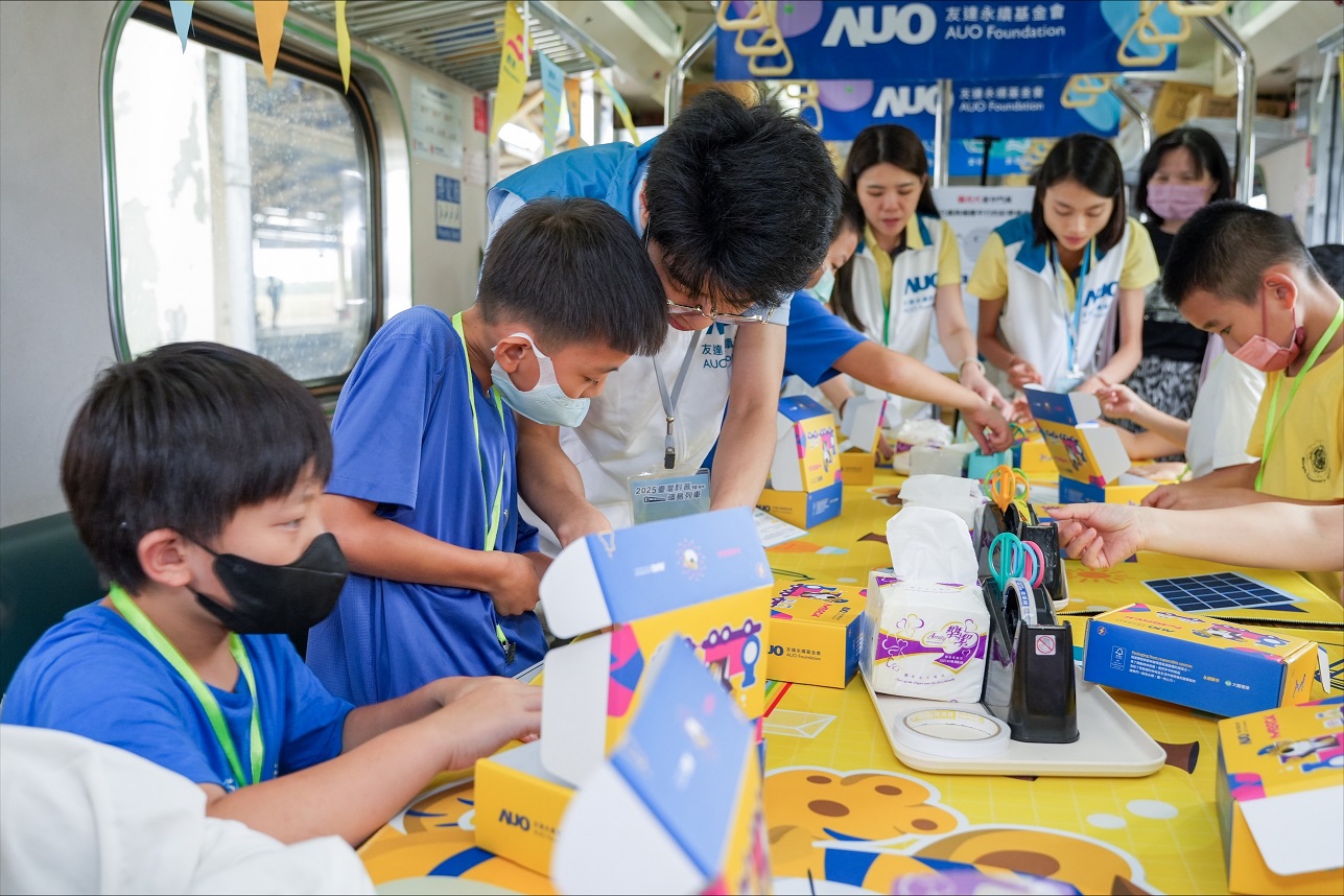 今年友達設計「光電、再生能源、水資源」三大課程主題，攜手供應鏈夥伴默克及大豐環保，以循環經濟理念開發創意教材