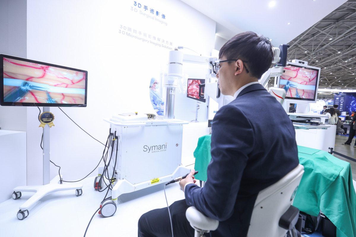 达擎推出〝3D显微手术影像解决方案〞，将3D影像技术从腹腔内视镜手术延伸至神经、血管、淋巴等高难度显微手术，提供超清晰立体视野，协助医疗团队在复杂手术中完成精准细腻操作。
