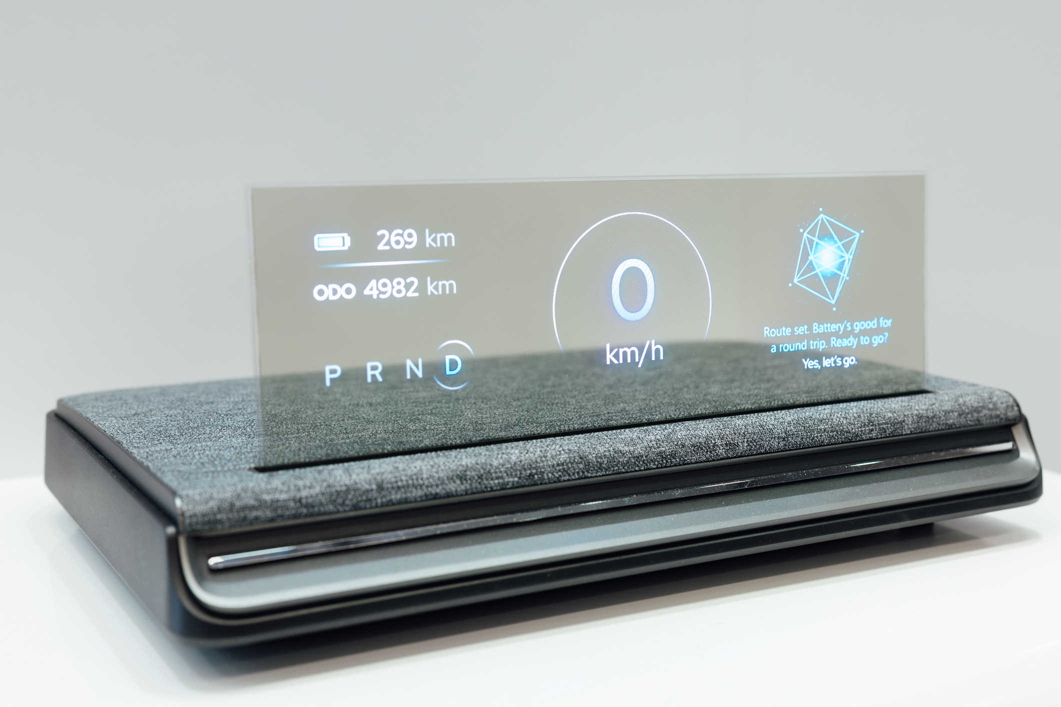 全球首款Aero Module透明Micro LED显示器模块外观轻盈通透，可与数字内容完美融合，提供动态显示、先进控制、个人化沉浸感受。